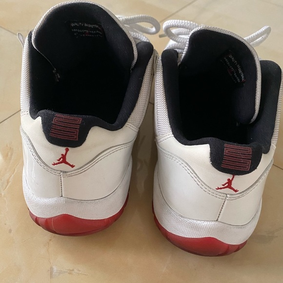 Jordan's size 10.5 - Picture 5 of 6